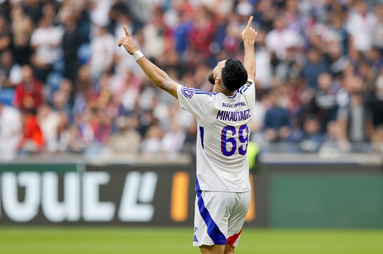 开云官方网站-记者：里昂前锋米卡乌塔泽今天前往西班牙体检，并与黄潜签约5年