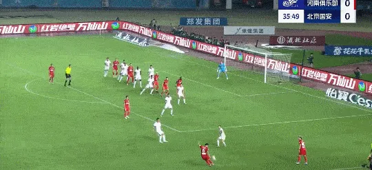 开云登录入口地址-阿奇姆彭乱战中射门，裁判吹罚越位