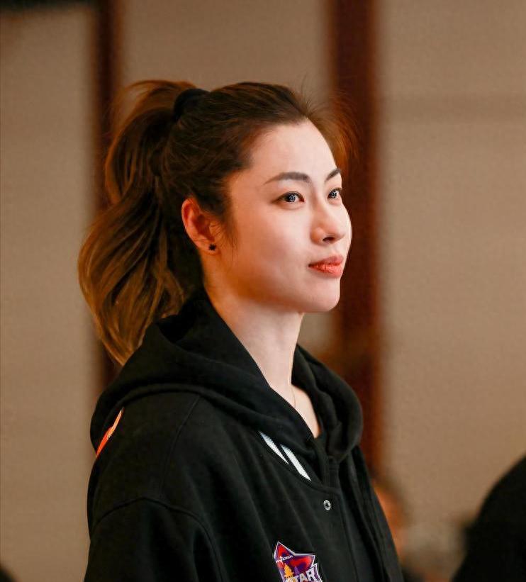 开云官方网站-原来她就是江苏女篮教练，年轻美貌实力并存，击败卫冕冠军广东队